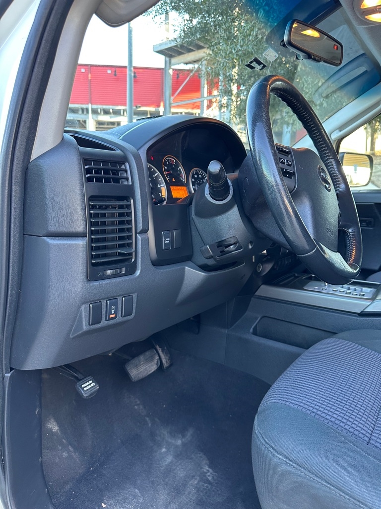 Nissan Titan XE Crew Cab 2WD SWB 2010