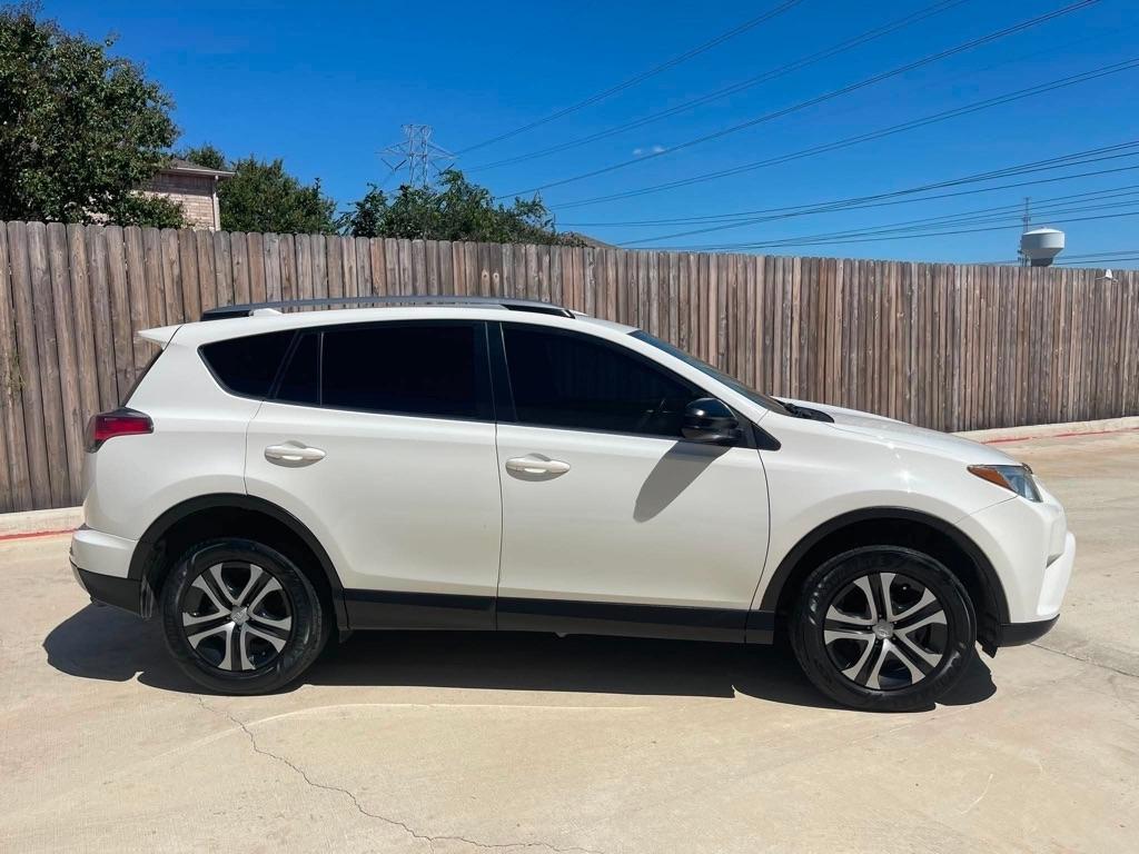 Toyota RAV4 LE AWD 2018
