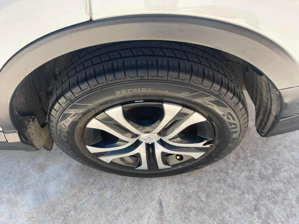 Toyota RAV4 LE AWD 2018