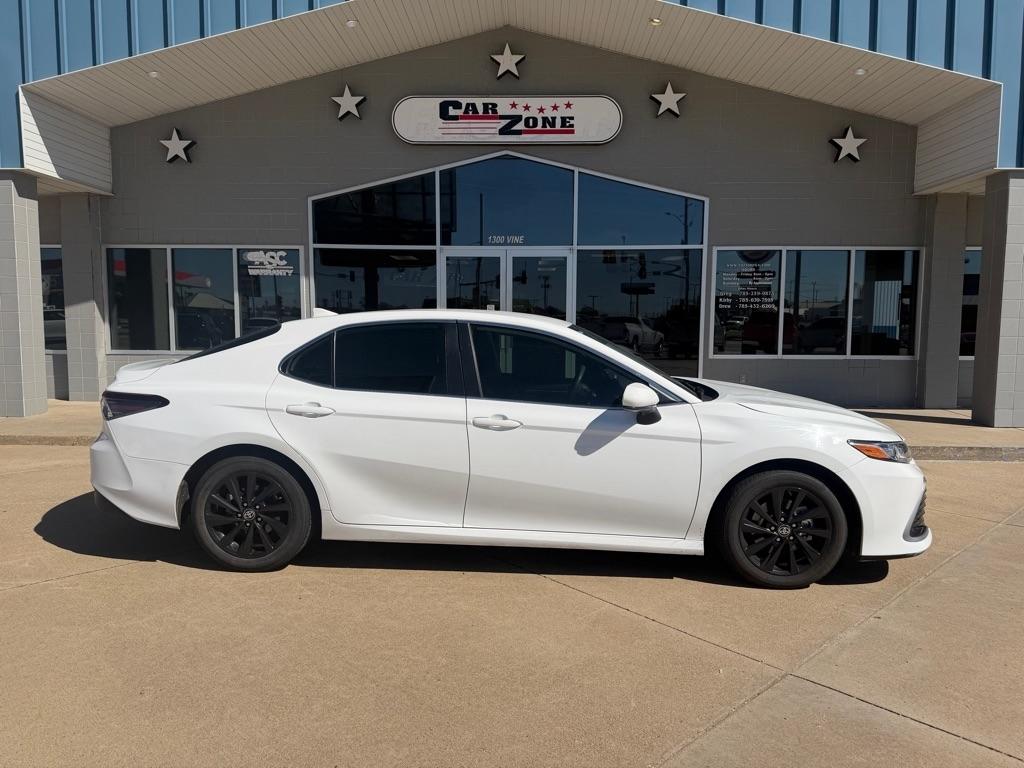 Toyota Camry photo 2