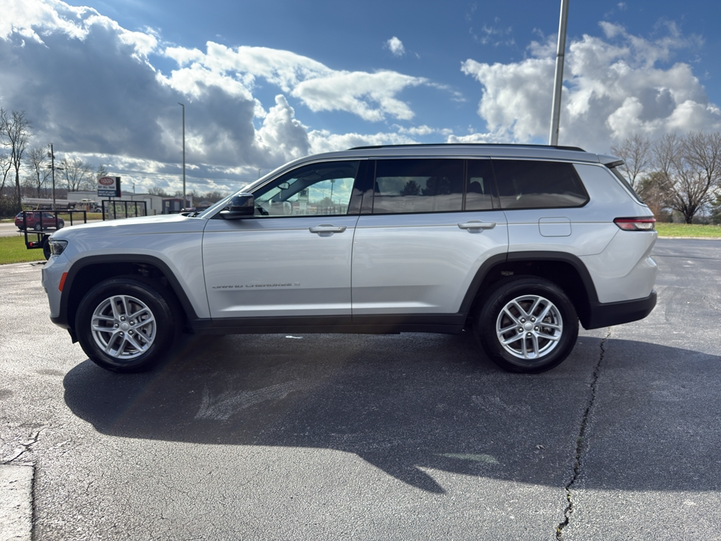 2023 Jeep Grand Cherokee Laredo Altitude photo 3
