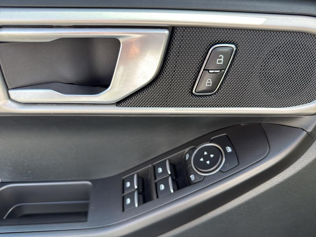 2023 Ford Explorer Base - Photo 13