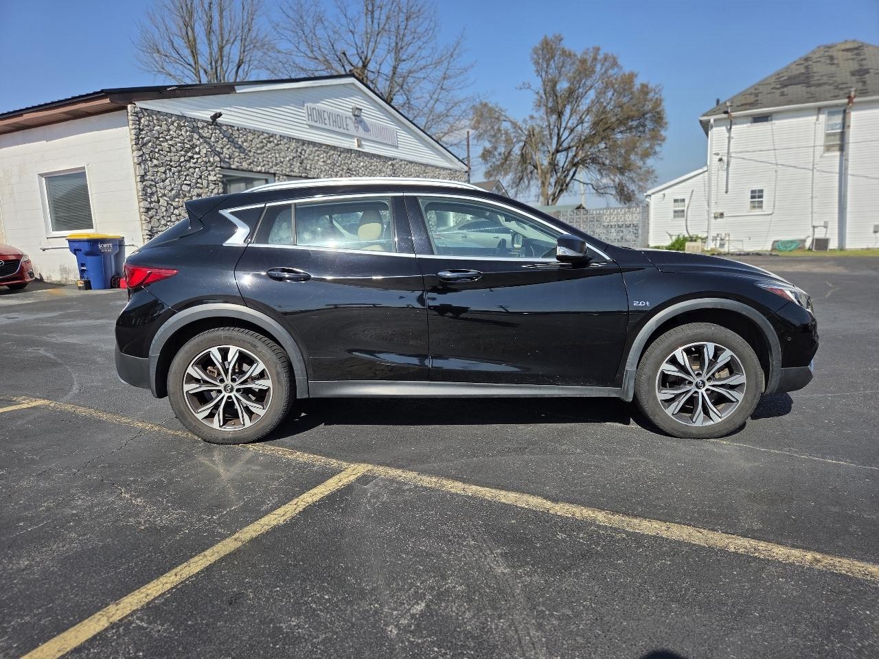 Infiniti QX30 Luxury AWD 2017