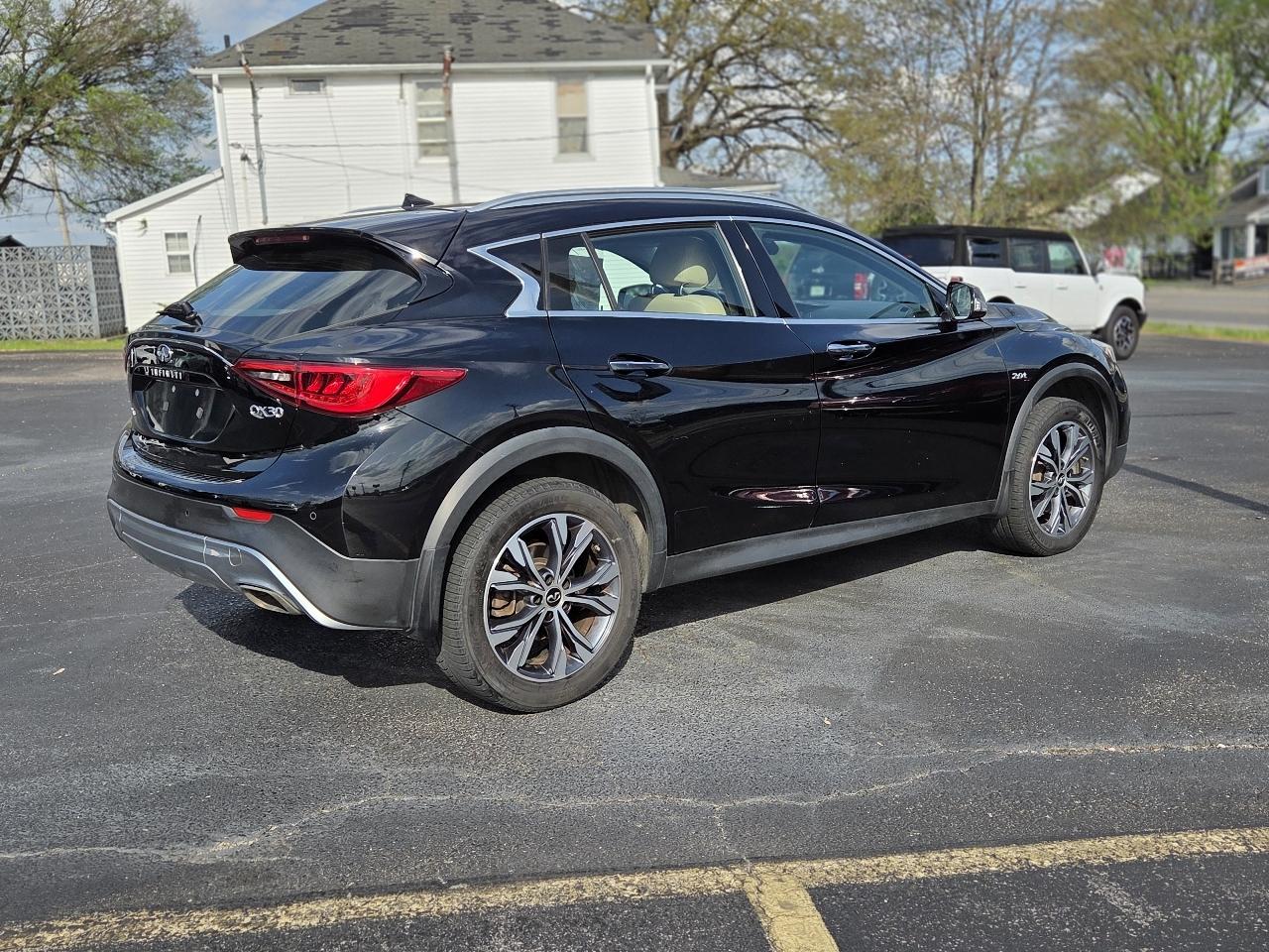 Infiniti QX30 Luxury AWD 2017