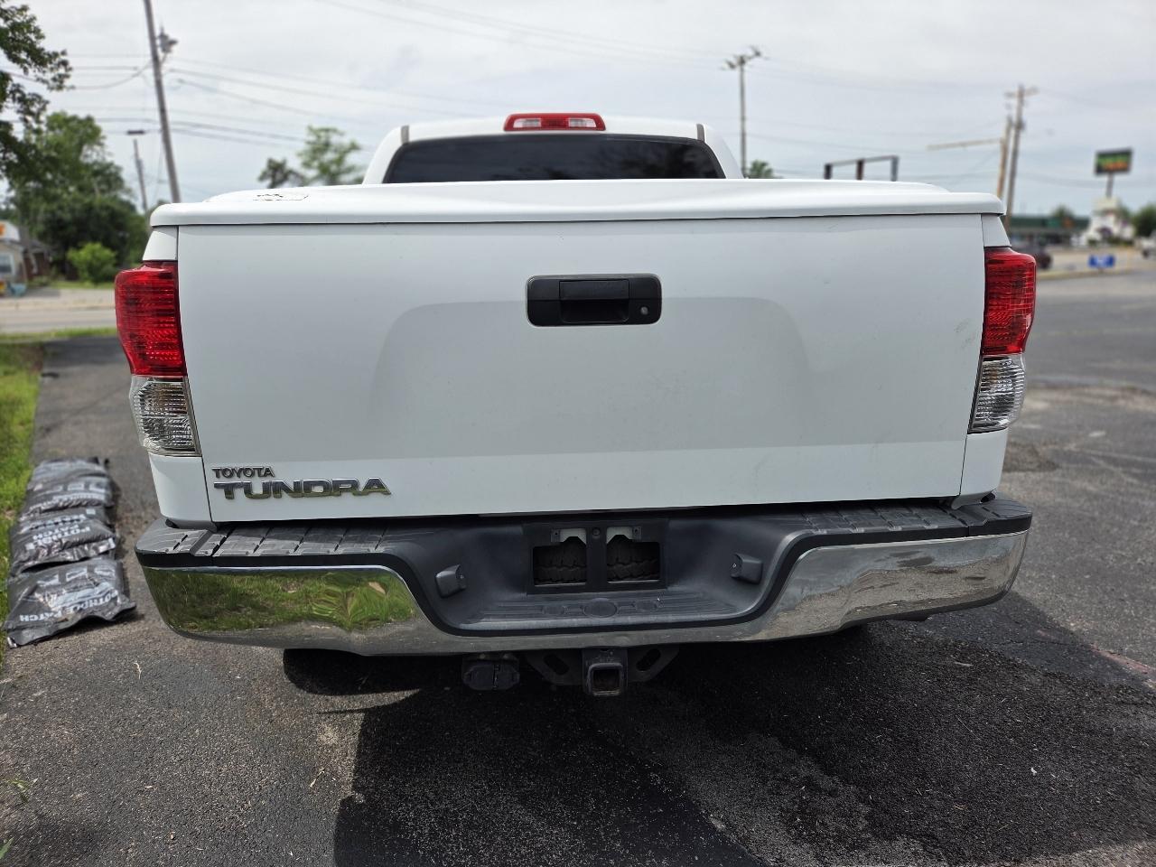 Toyota Tundra Tundra-Grade CrewMax 5.7L 2WD 2010