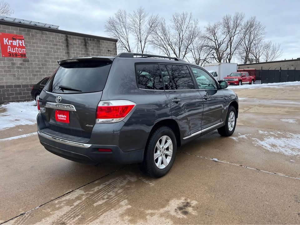 Toyota Highlander Base 4WD 2012