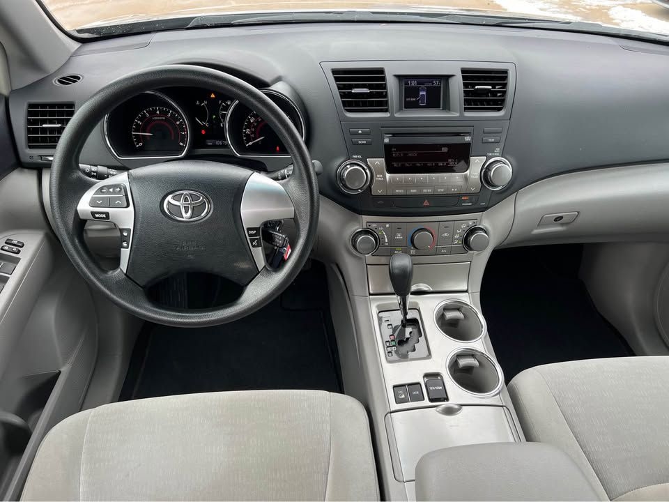 Toyota Highlander Base 4WD 2012