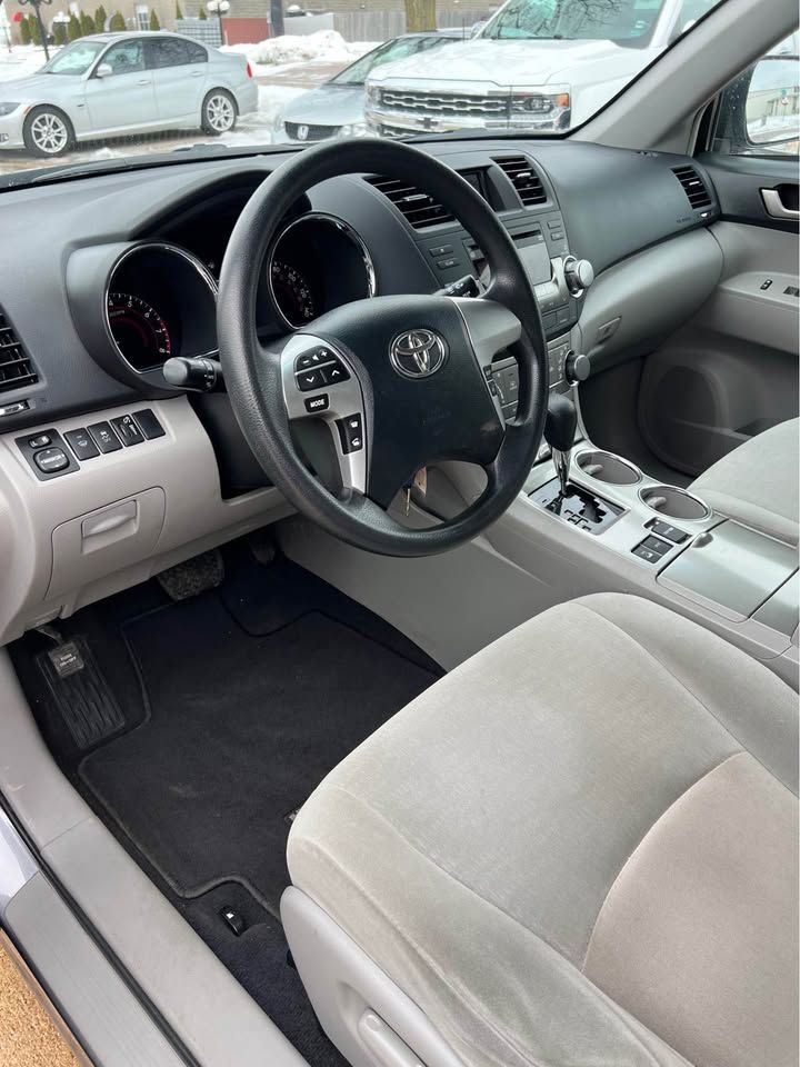 Toyota Highlander Base 4WD 2012