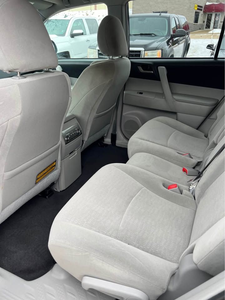 Toyota Highlander Base 4WD 2012