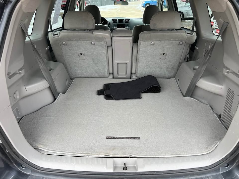 Toyota Highlander Base 4WD 2012