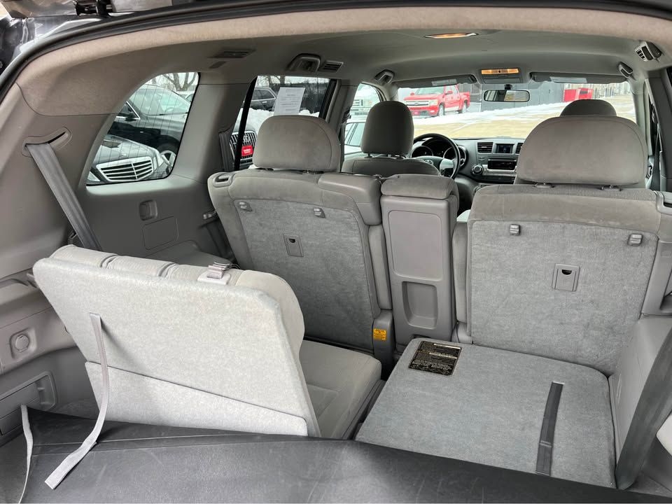 Toyota Highlander Base 4WD 2012