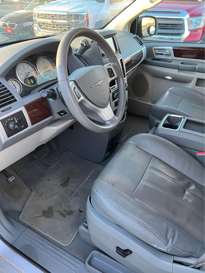 Chrysler Town & Country Touring 2010