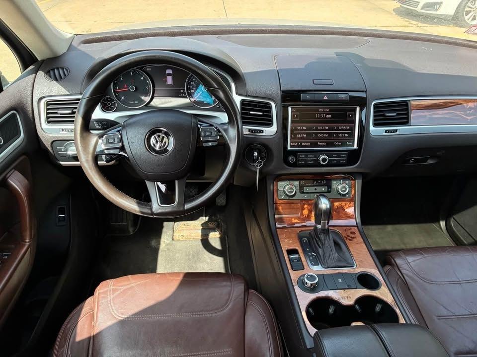 Volkswagen Touareg TDI Sport w/Navigation 2012