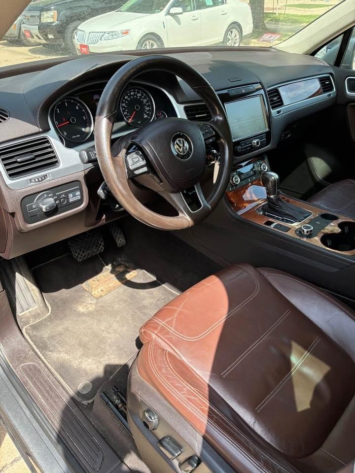 Volkswagen Touareg TDI Sport w/Navigation 2012