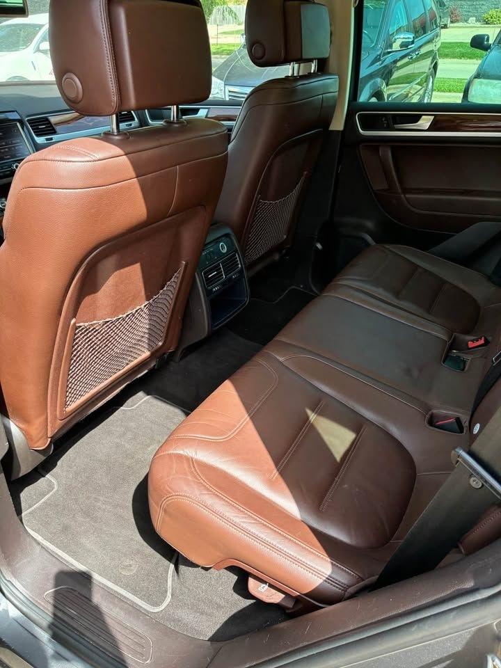 Volkswagen Touareg TDI Sport w/Navigation 2012