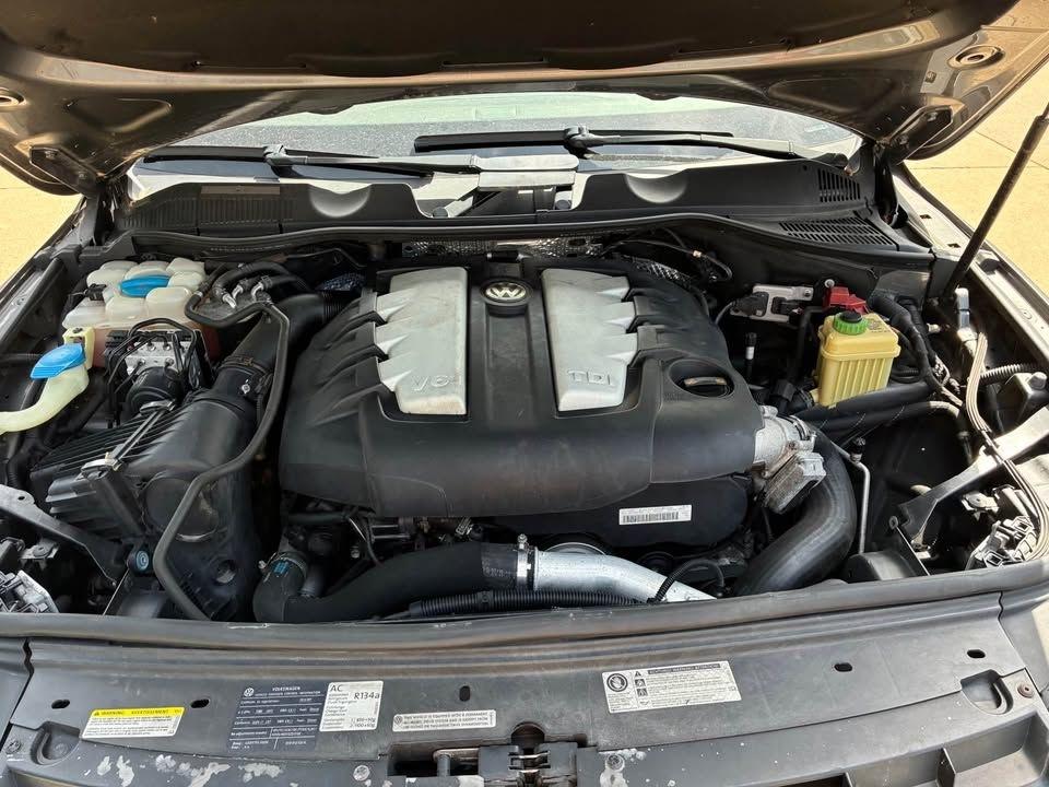 Volkswagen Touareg TDI Sport w/Navigation 2012