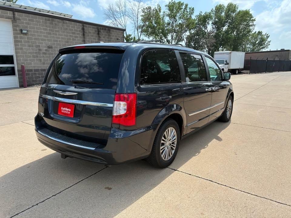 2014 Chrysler Town & Country Touring-L - Photo 4