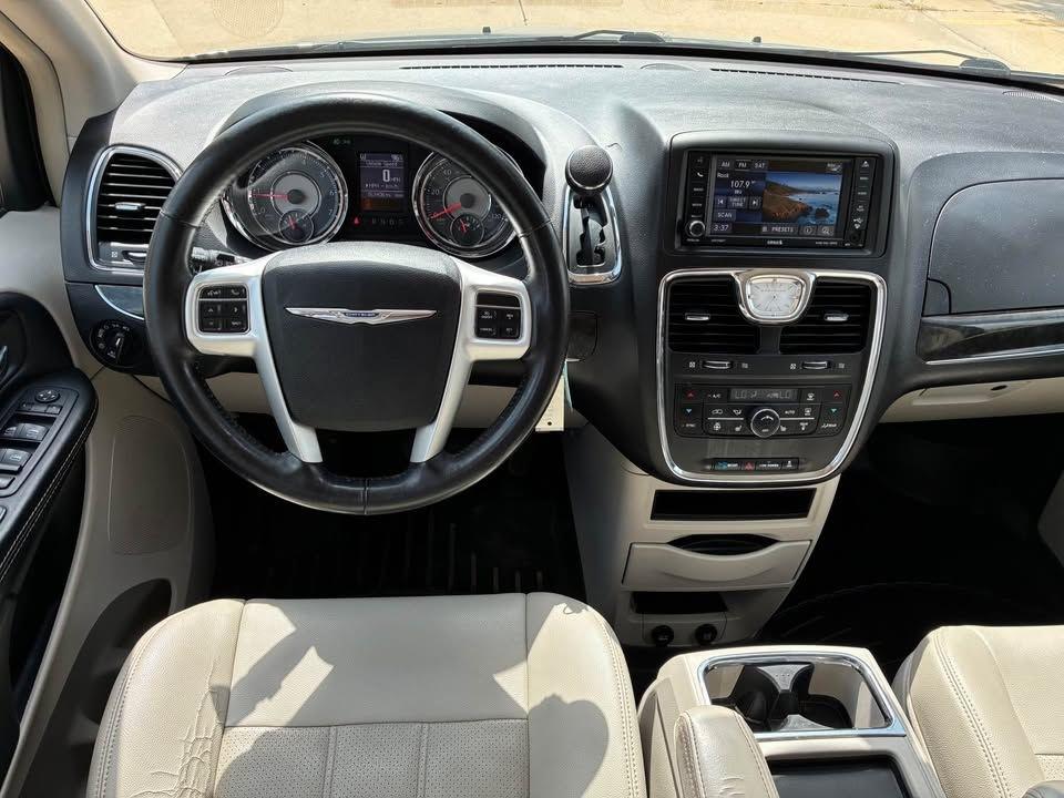 2014 Chrysler Town & Country Touring-L - Photo 7