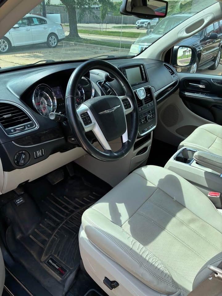 2014 Chrysler Town & Country Touring-L - Photo 8