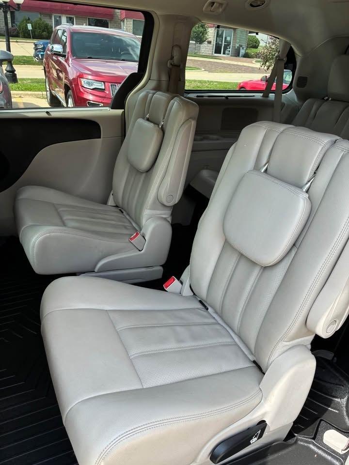 2014 Chrysler Town & Country Touring-L - Photo 9