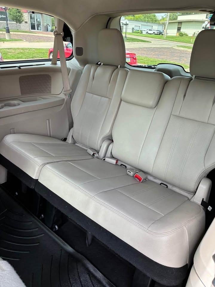 2014 Chrysler Town & Country Touring-L - Photo 10