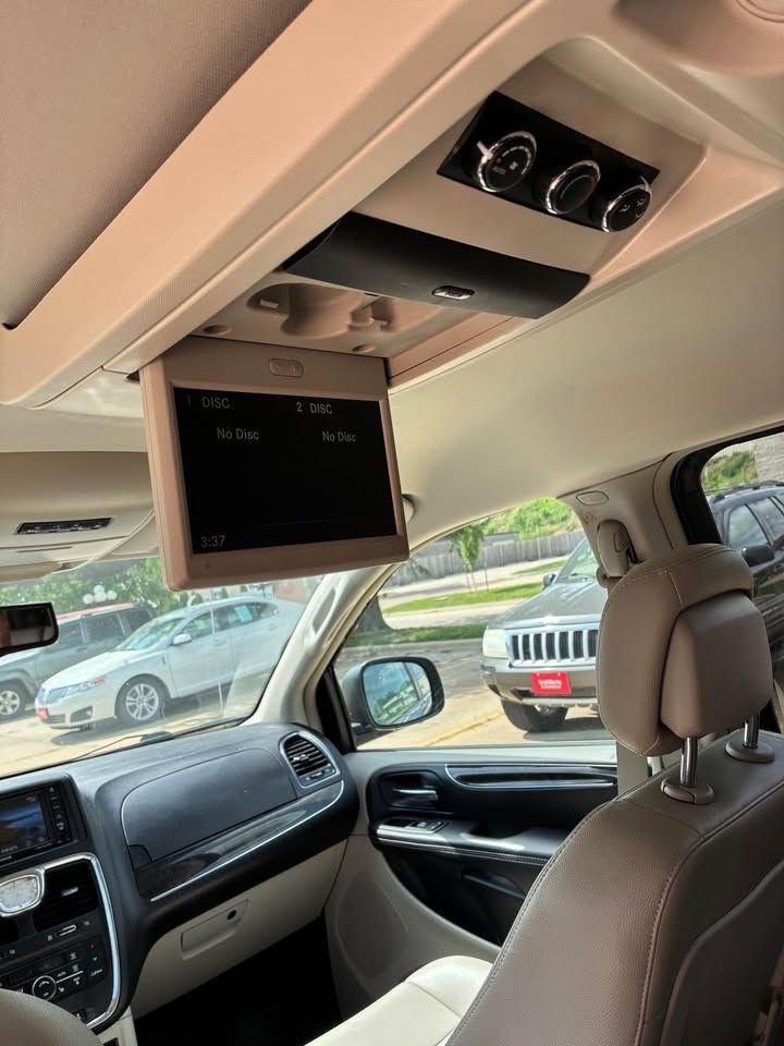 2014 Chrysler Town & Country Touring-L - Photo 11