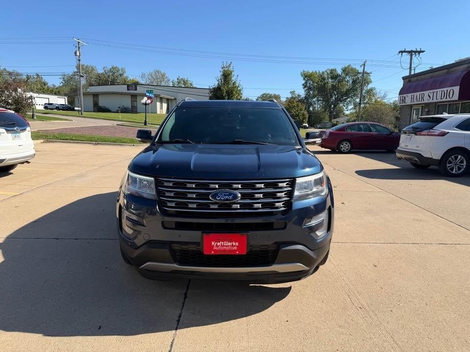 Ford Explorer photo 2