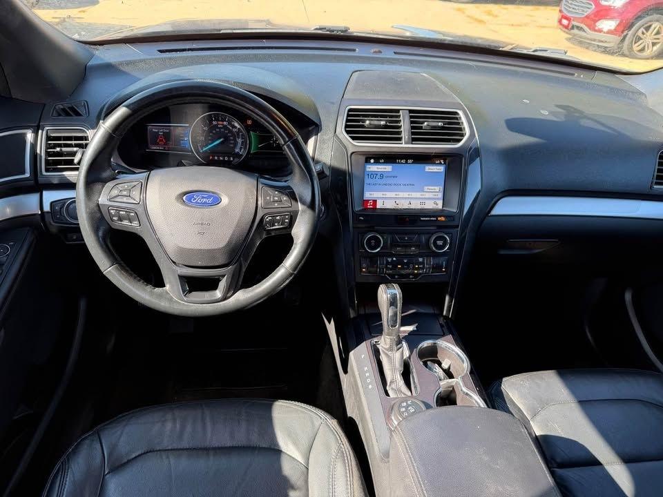 Ford Explorer photo 7