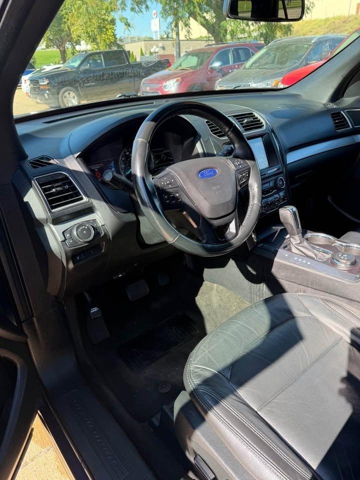 Ford Explorer photo 8
