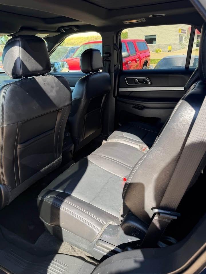 Ford Explorer photo 9