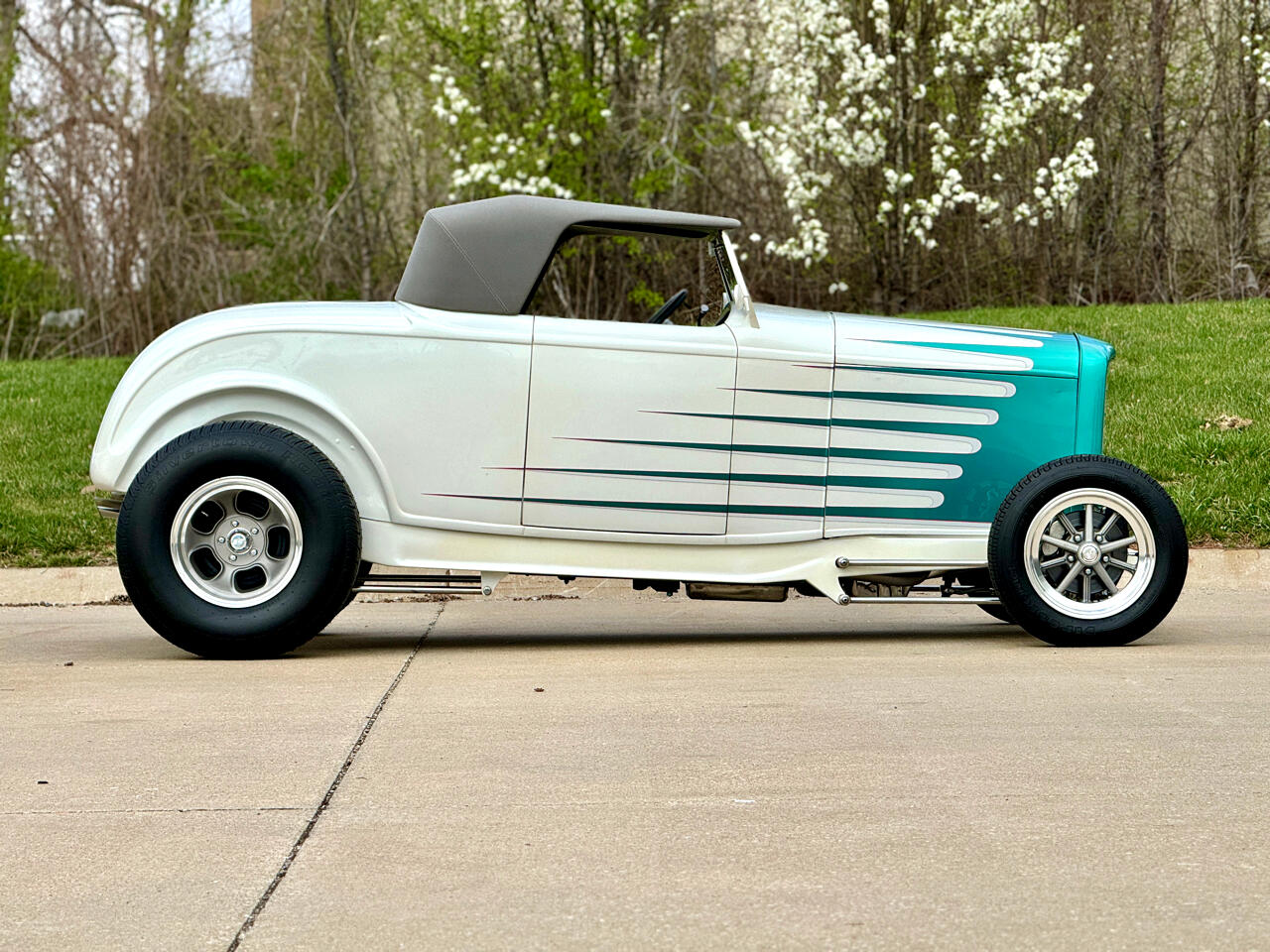 1932 Ford Roadster 23