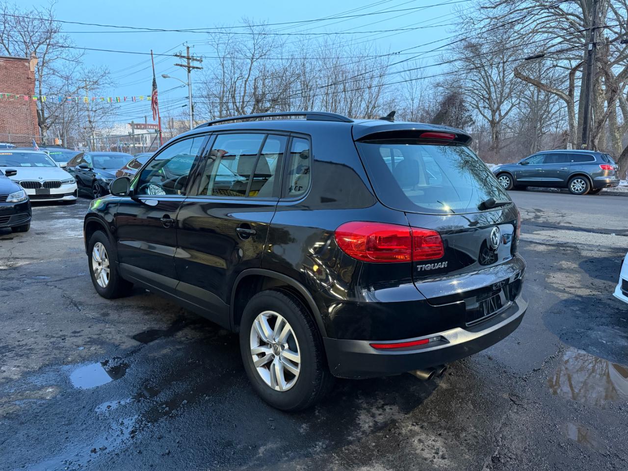 Volkswagen Tiguan S 2017