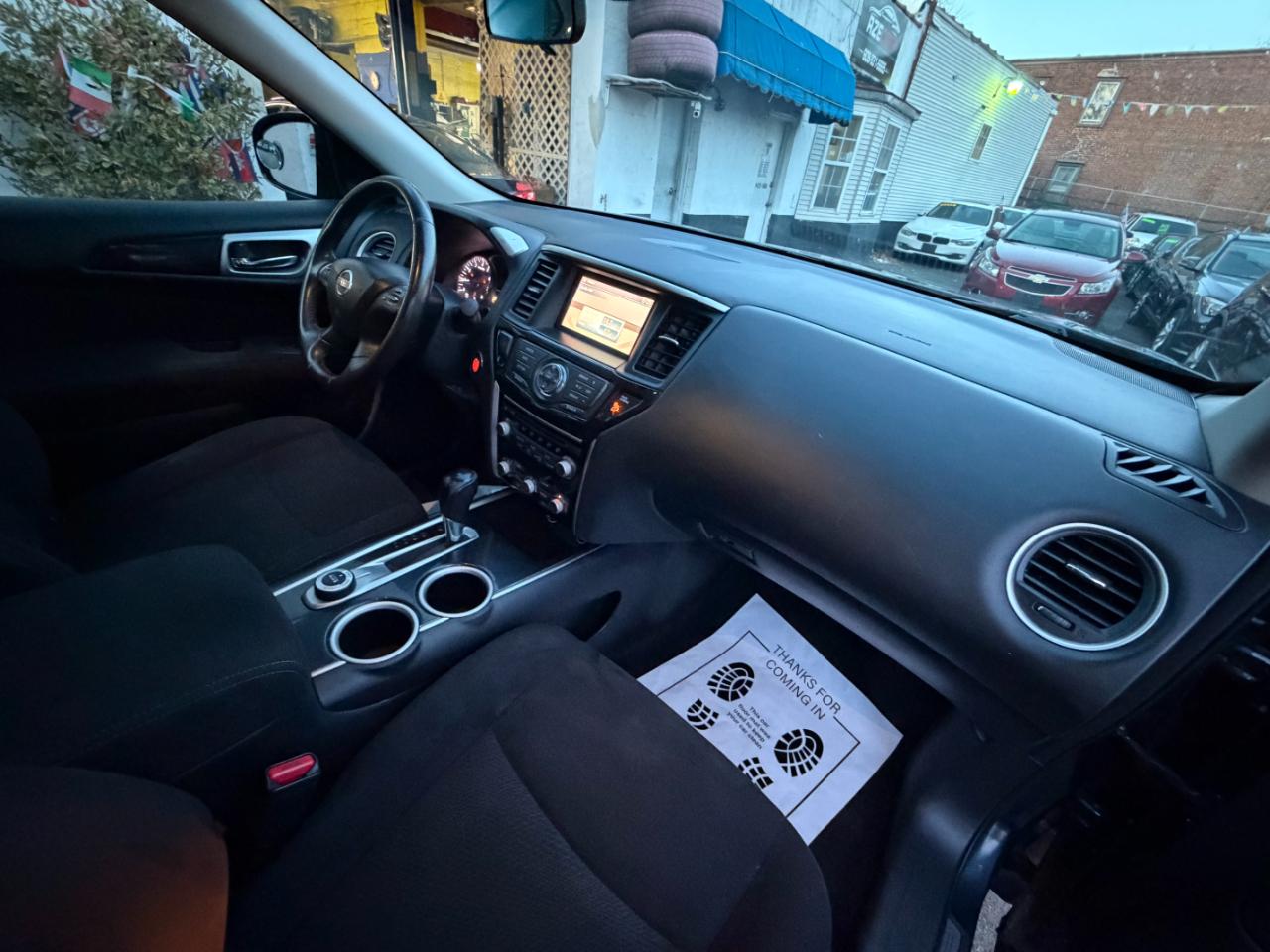 Nissan Pathfinder SV 4WD 2014