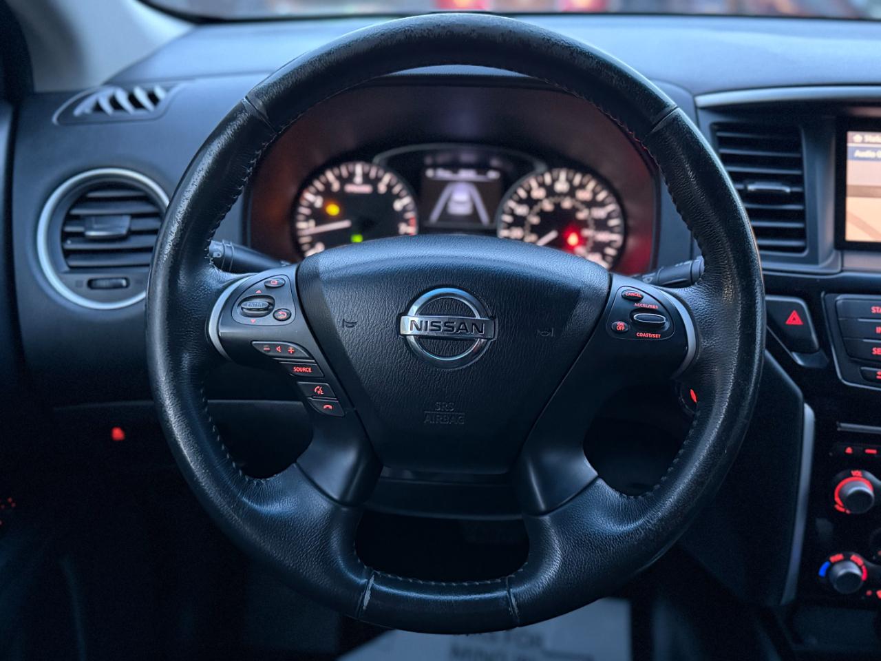 Nissan Pathfinder SV 4WD 2014