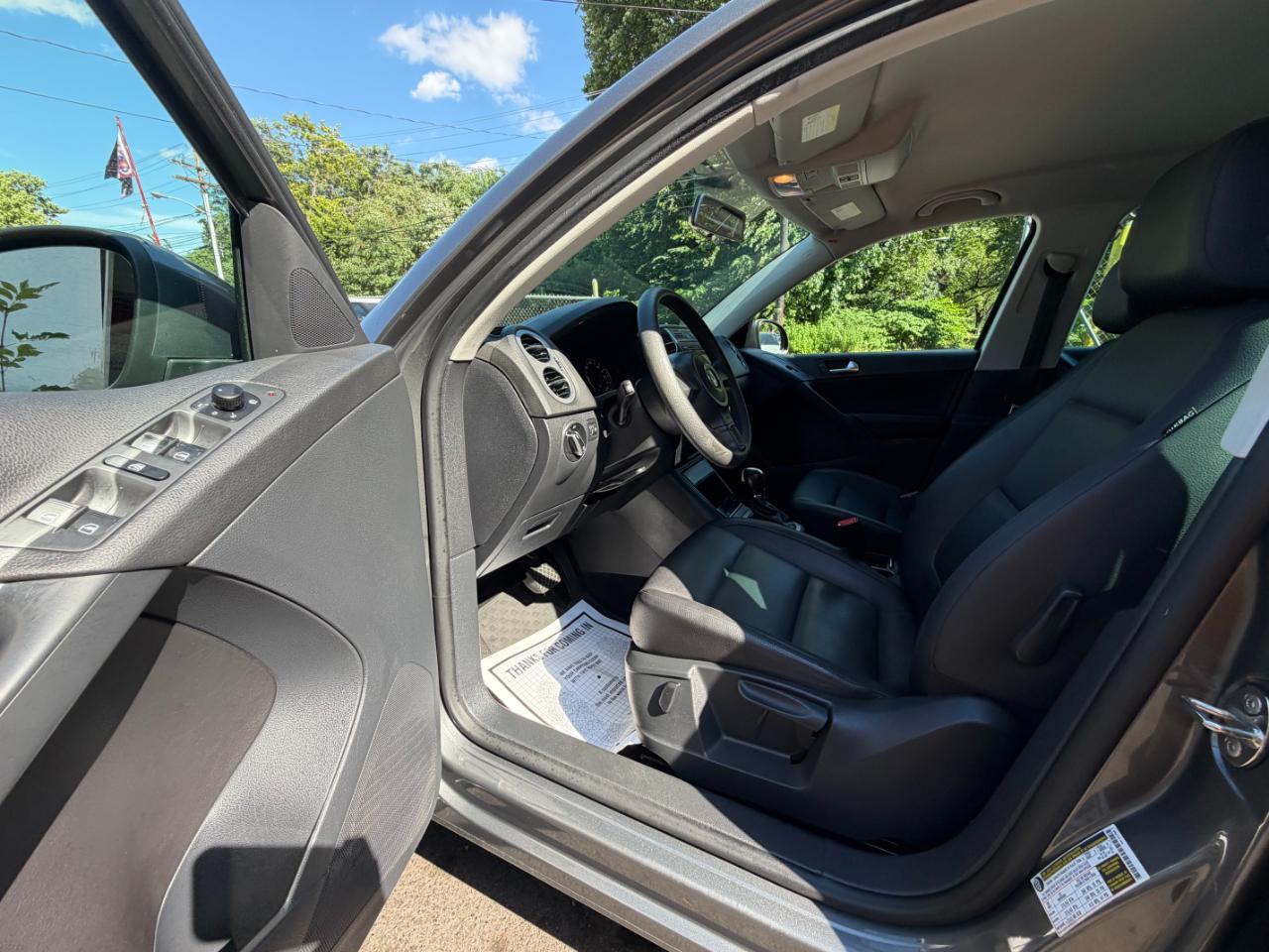 Volkswagen Tiguan S 2012