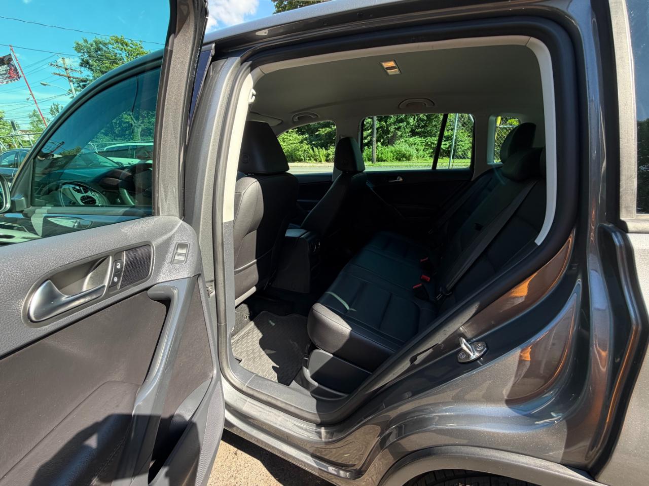 Volkswagen Tiguan S 2012