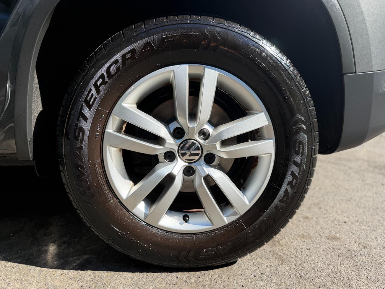 Volkswagen Tiguan S 2012