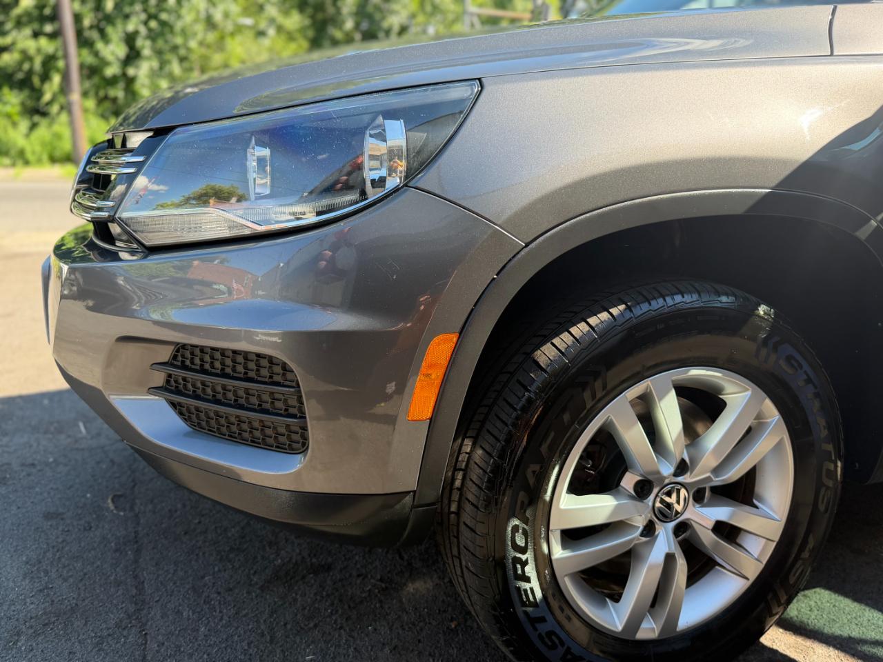 Volkswagen Tiguan S 2012