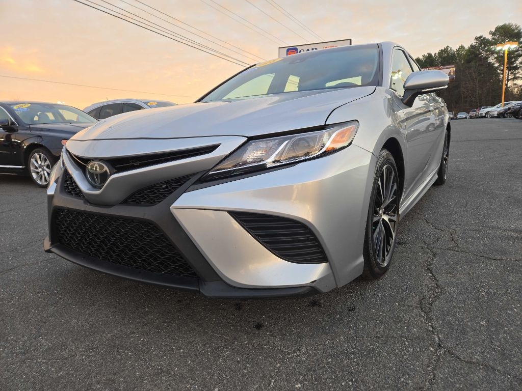 2018 Toyota Camry SE's photo