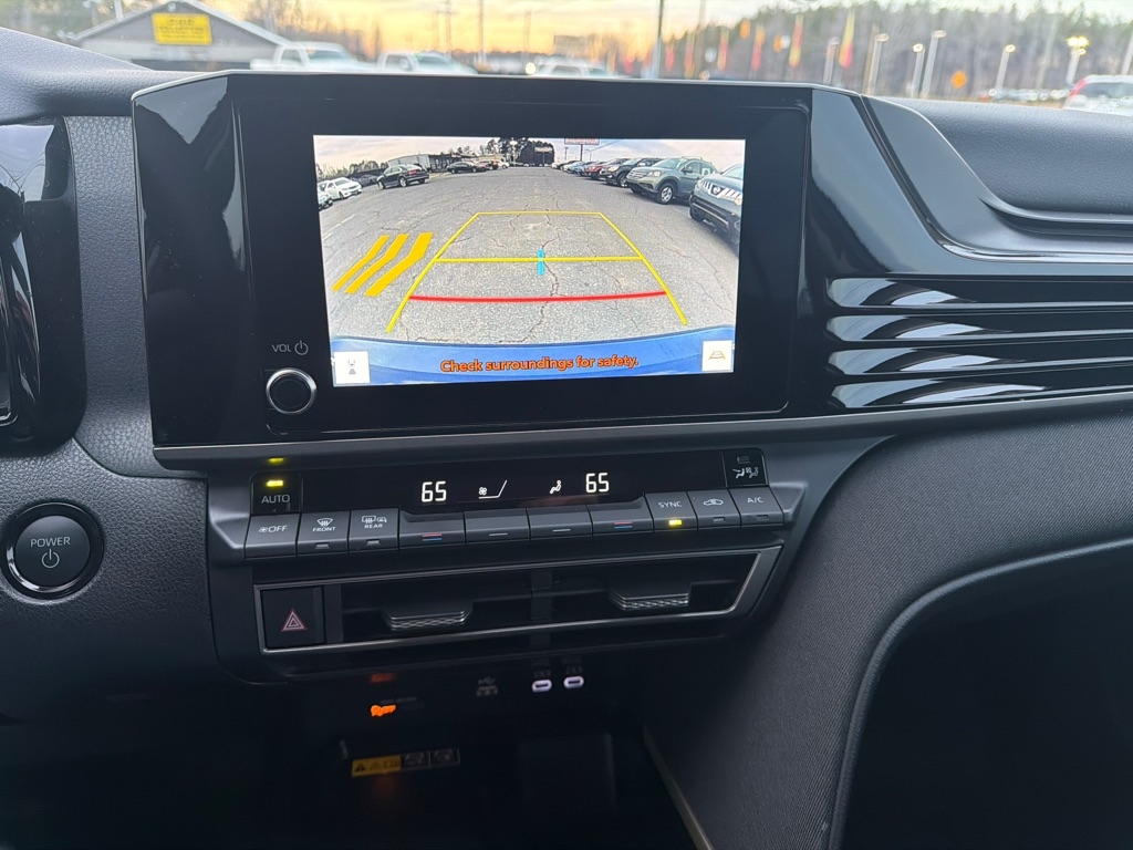 Toyota Camry Hybrid  2025