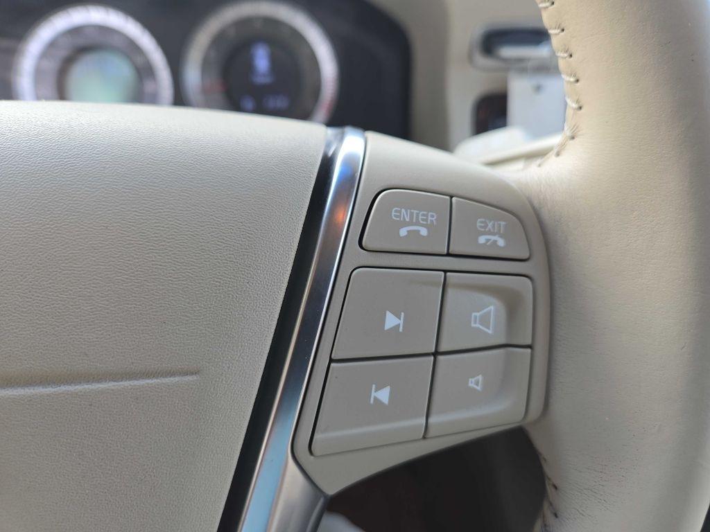 Volvo XC70  2011