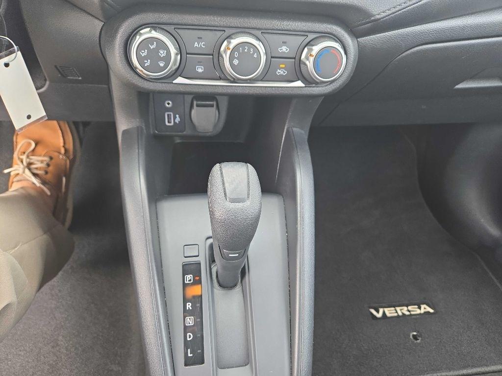 Nissan Versa  2023