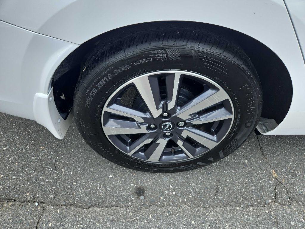 Nissan Versa  2023