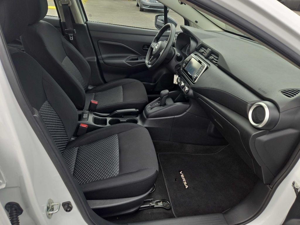 Nissan Versa  2023