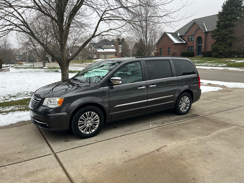 2016 Chrysler Town & Country Anniversary Edition