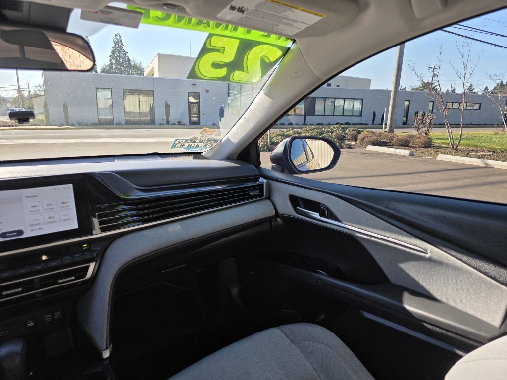 Toyota Camry Hybrid  2025