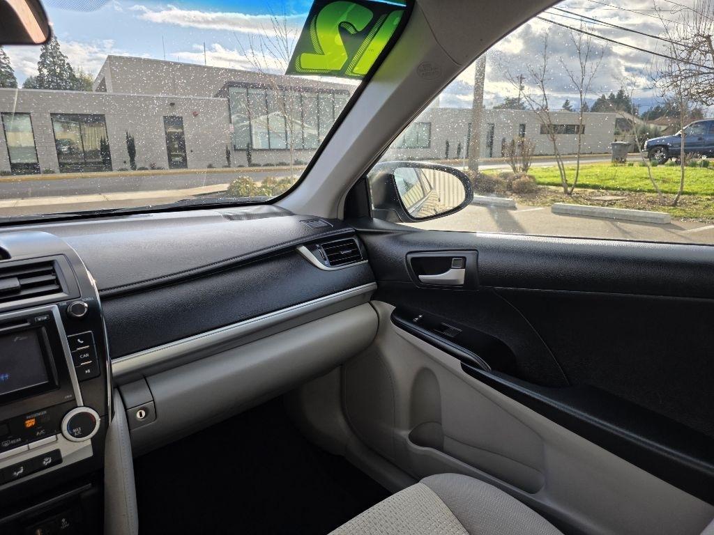 Toyota Camry 4dr Sdn I4 Auto LE (Natl) 2012