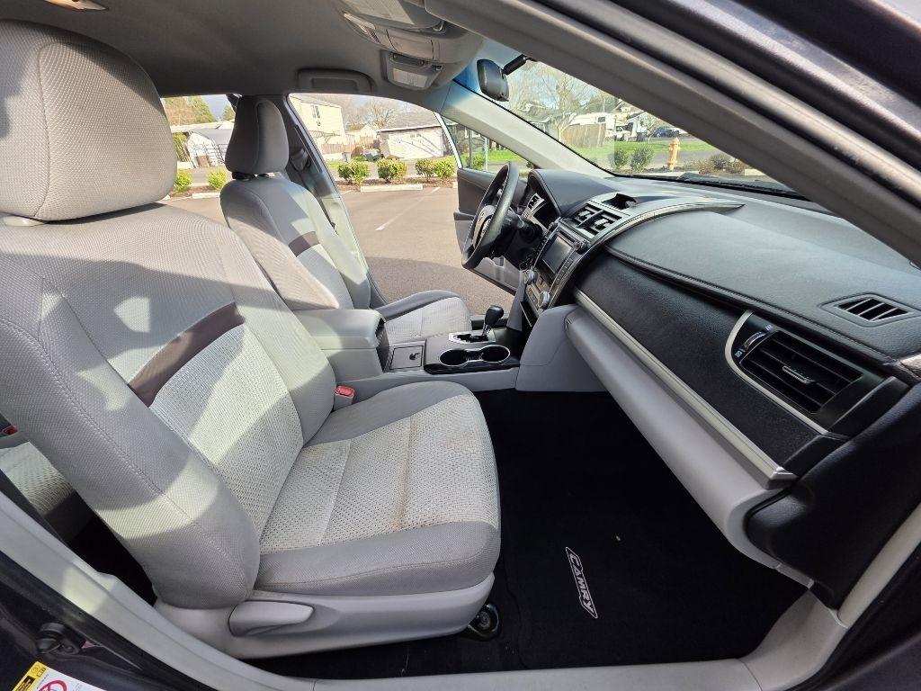 Toyota Camry 4dr Sdn I4 Auto LE (Natl) 2012