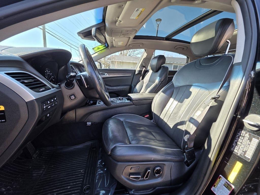 Hyundai Genesis 4dr Sdn V8 5.0L RWD 2015