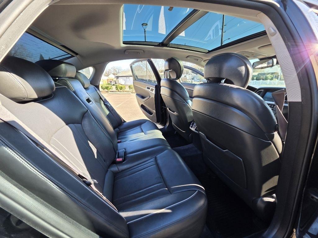 Hyundai Genesis 4dr Sdn V8 5.0L RWD 2015